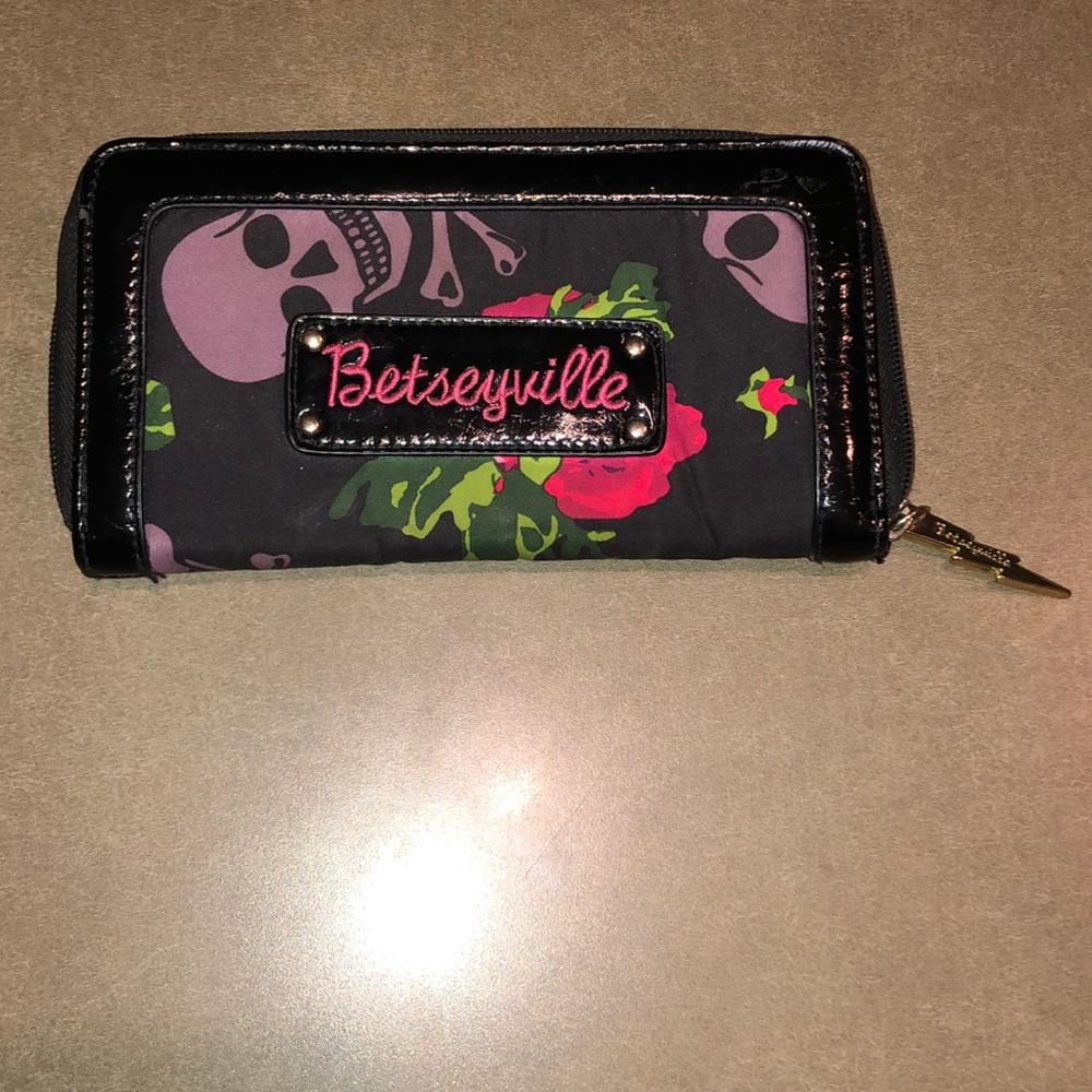 Roses and pirate skulls wallet